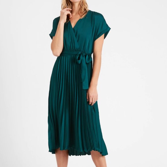 Banana Republic Dresses & Skirts - NWT Banana Republic Pleated Wrap Dress